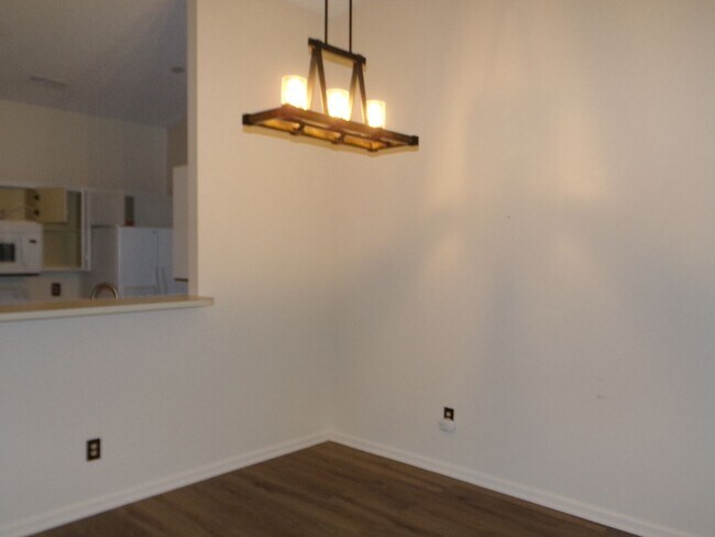 Building Photo - 127 Village Ct