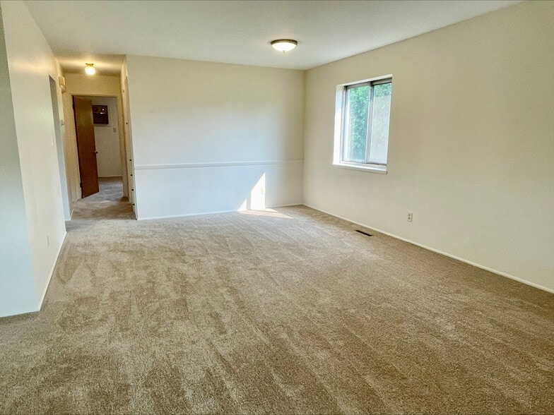 Building Photo - 565 Treeside Dr