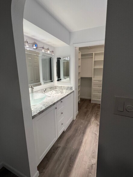 Building Photo - 7835 E Glenrosa Ave