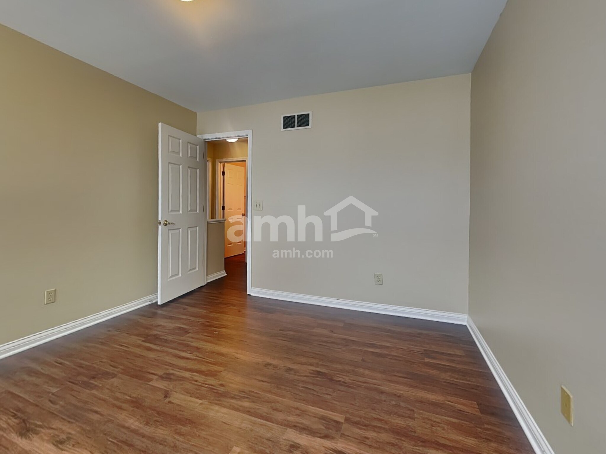 Building Photo - 8420 Stratford Ct