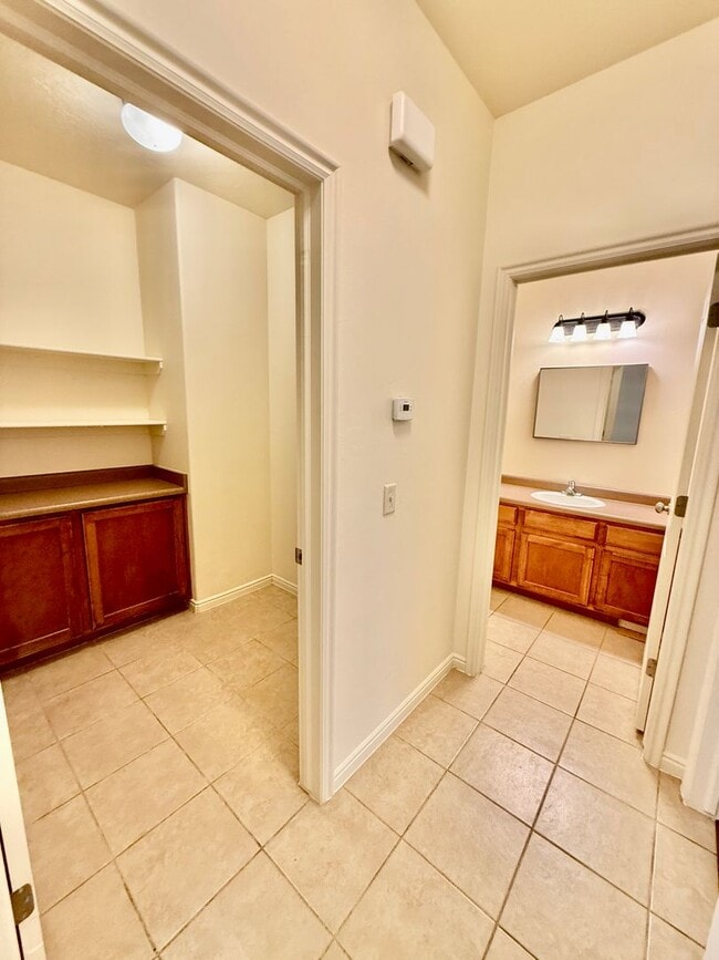 Building Photo - Spacious & Sunny Home in Quiet Hurricane N...