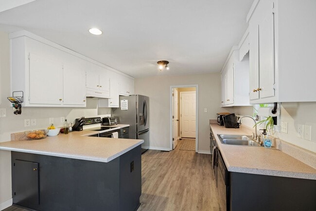 Building Photo - Bright and Spacious 3 Bedroom Home in Chesterfield ***Available Early March***