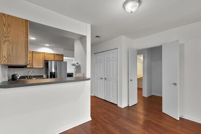Building Photo - Updated 1800+ sq/ft 3 bdrm 2.5 bath end unit townhome
