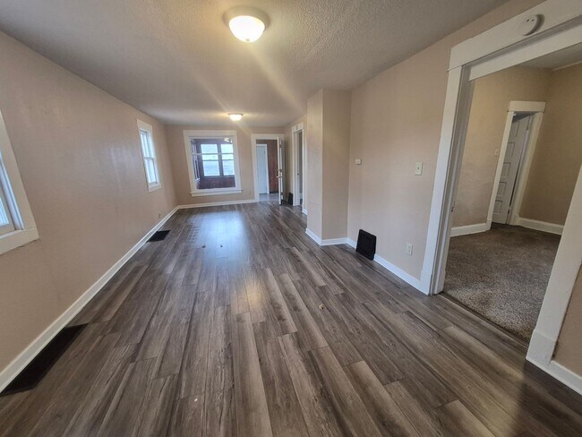 Building Photo - Two Bedroom, One Bathroom Home with Washer/Dryer!