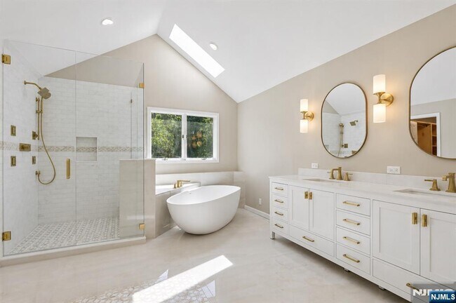 Building Photo - 2 W Saddle River Rd