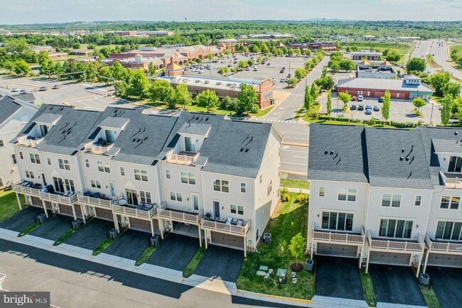 Building Photo - 813 Sawback Sq NE