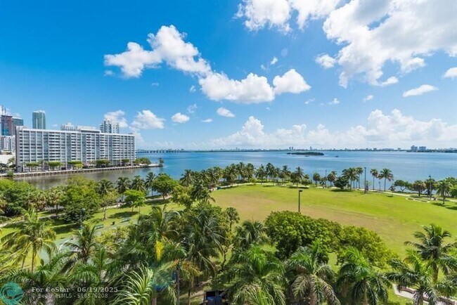 Building Photo - 1900 N Bayshore Dr