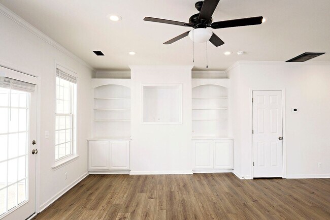 Building Photo - Updated End-Unit Townhome in Crozet