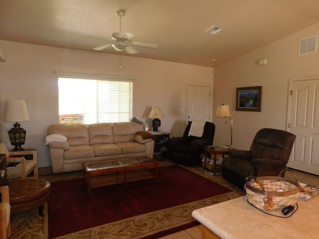 Building Photo - 3 BED 2 BATH IN ESTRELLA!