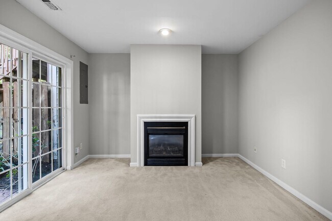 Building Photo - Spacious 3 Story Townhome Located in the Heart Raleigh! Available Now!