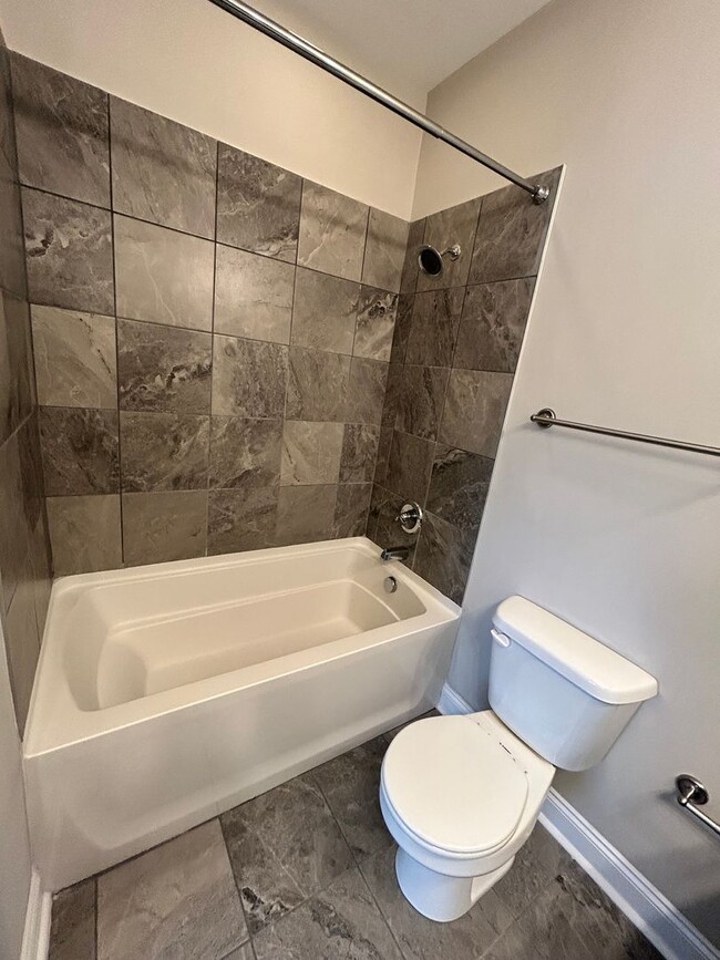 Building Photo - 3 Bedroom 3.5 Bath Spacious Townhome