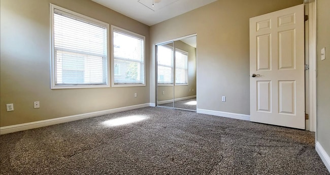 Building Photo - Beautifully Remolded Upscale 2 bed 2 bath ...