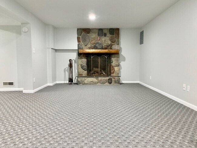 Building Photo - Two Bedroom Home in Northwest Grand Rapids