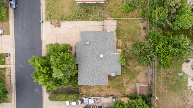 Building Photo - 571 S Taft St