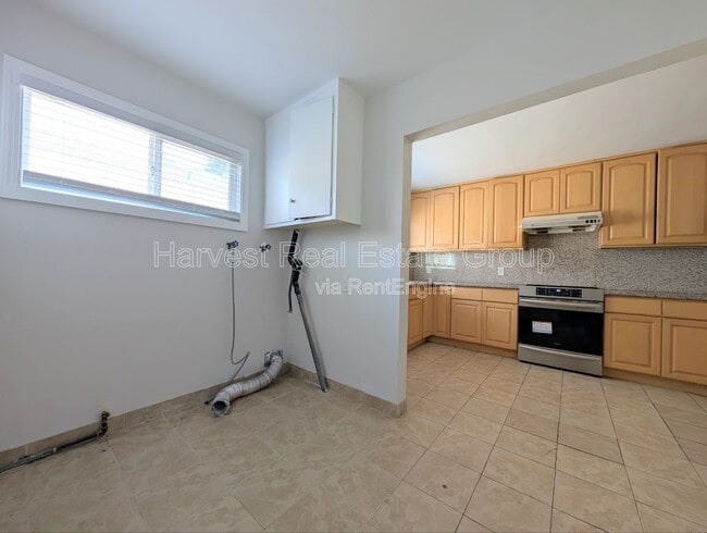 Building Photo - 951 Elm St