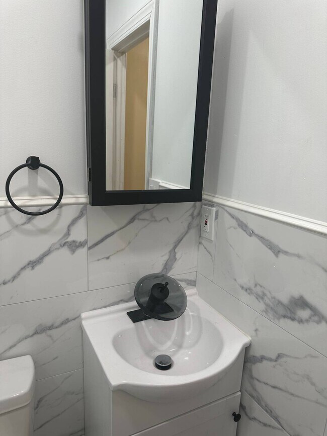 Building Photo - 1146 E 35th St