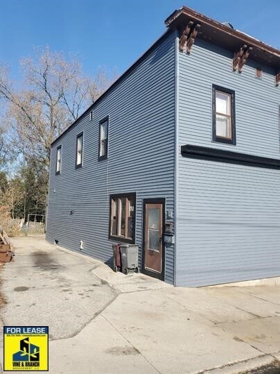 Building Photo - 914A Division St