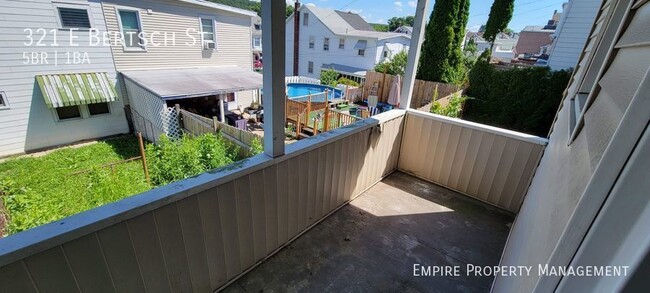 Building Photo - 5 Bedroom / 1.5 Bath Home in Lansford!
