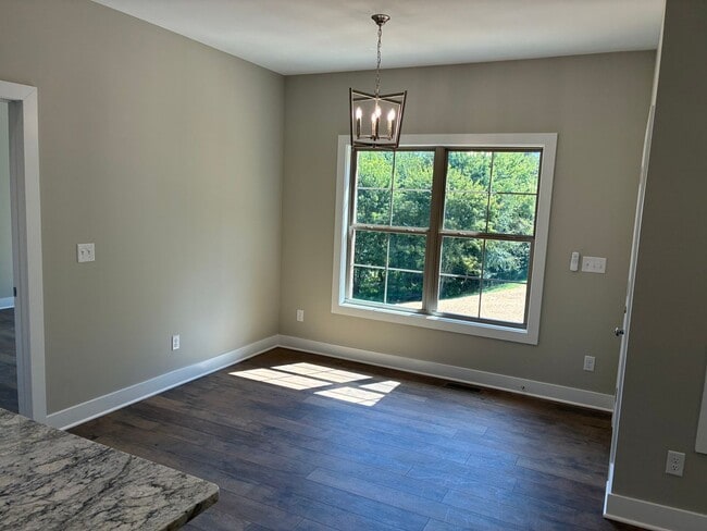 Building Photo - 102 Twin Lakes Dr
