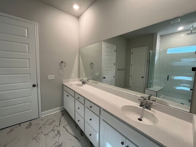 Building Photo - Stunning 4 Bedroom 4.5 Bath Home In Summer...