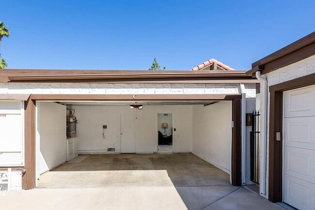 Building Photo - 2477 E Miramonte Cir
