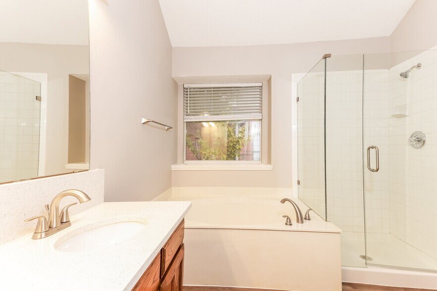 Building Photo - 1506 Chapman Dr