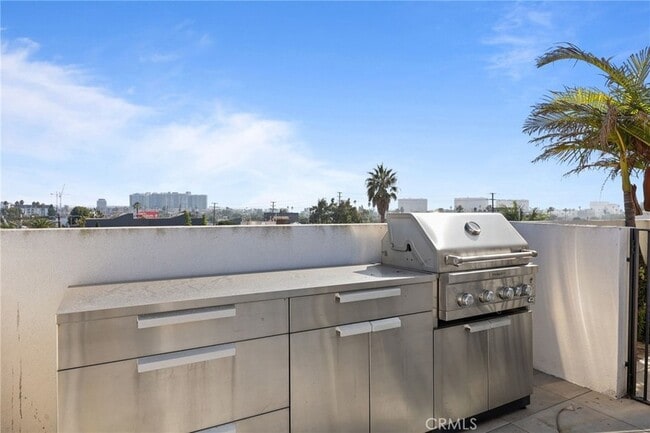 Building Photo - 2432 Penmar Ave