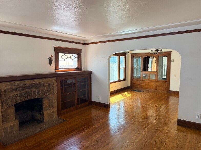 Building Photo - 515 Davis St