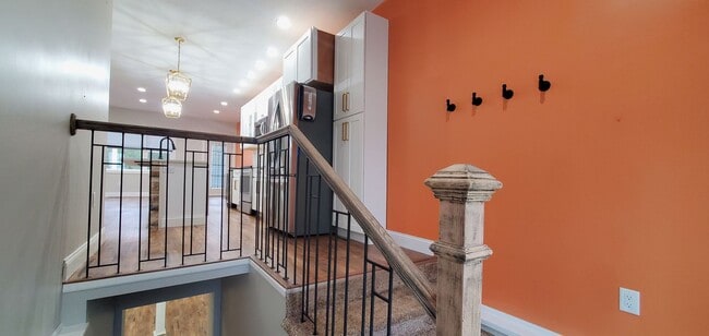 Building Photo - 4-bedroom 3-bathroom home minutes to Downt...