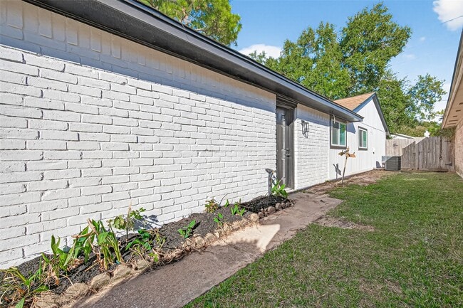 Building Photo - 11434 Loyola Dr