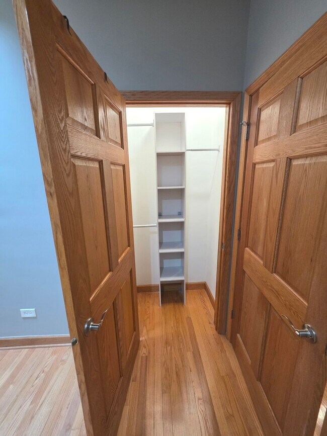 Building Photo - 3114 N Lincoln Ave