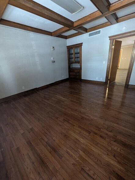 Building Photo - 633 Orange St