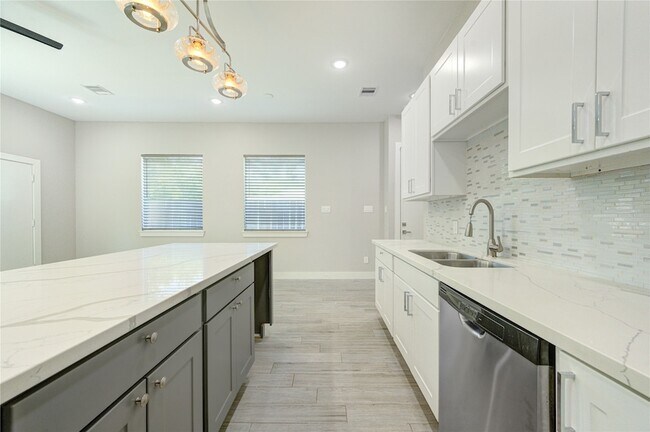 Building Photo - 4536 Sunflower St