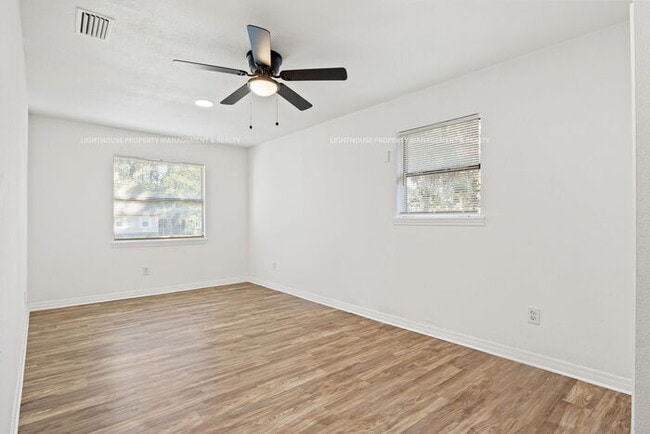 Building Photo - Renovated 4 Bed/1 Bath Home with Huge Yard!