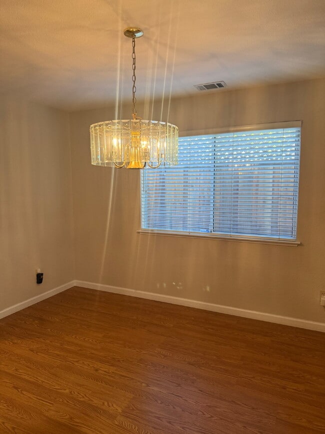 Building Photo - Charming 3 Bedroom 2.5 Bathroom Home in Pr...