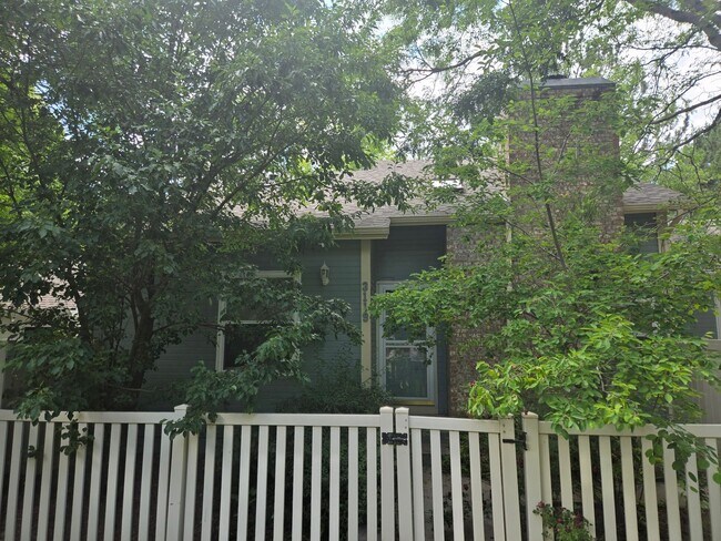 Building Photo - 3B/3B in The Shores with Finished Basement and 2 Car Garage!