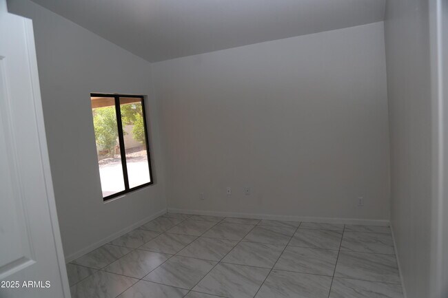 Building Photo - 827 W Harbor Dr