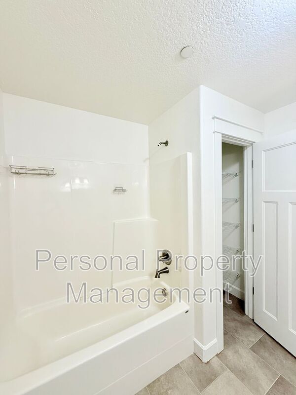 Building Photo - 3368 NW 47th Dr