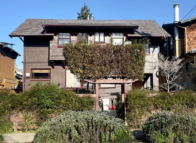 Building Photo - 2733 Russell St