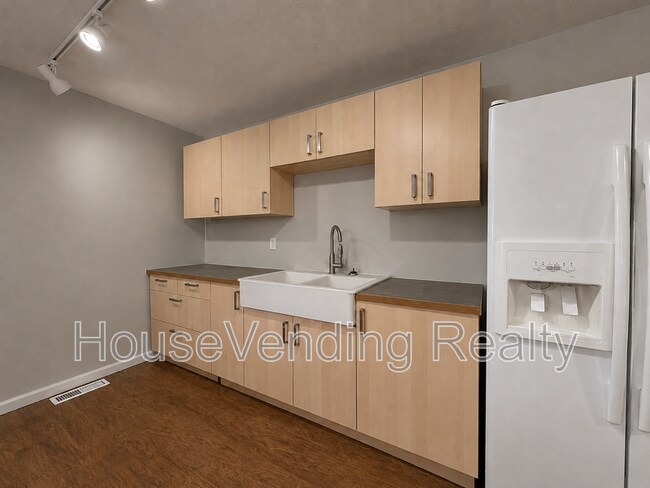 Building Photo - 2214 Highland Rd