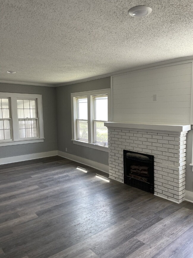 Building Photo - Newly Renovated 2 bedroom / 1 bathroom hou...