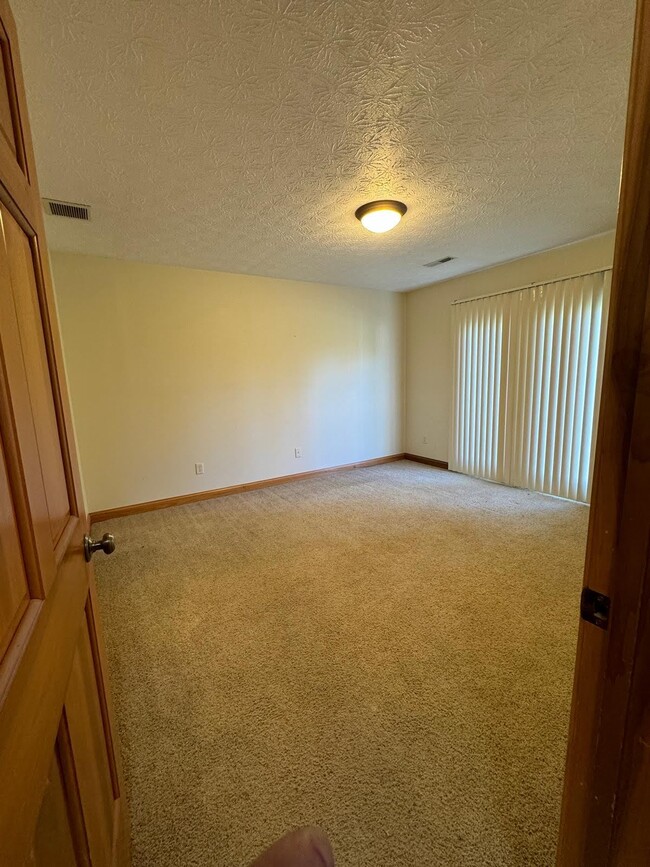 Master bedroom - 2237 Shamrock Ln