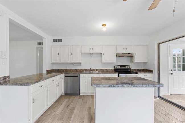 Building Photo - 1303 Barrington Dr