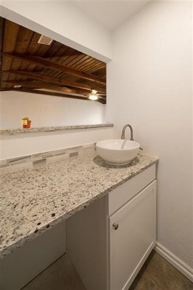 Building Photo - Lovely Eastside Home