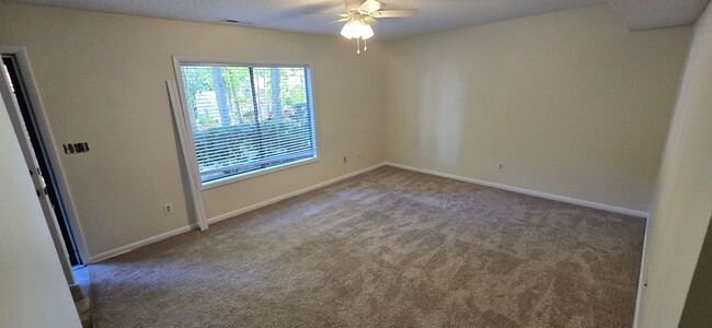 Building Photo - Townhome convenient to shopping and schools