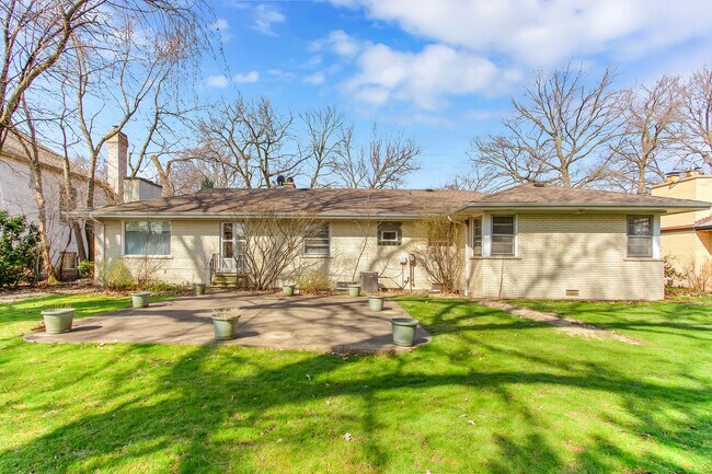 Building Photo - 6817 N Lamon Ave