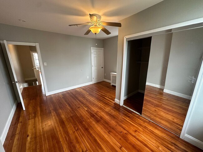 Building Photo - Experience comfort in three large, light-f...