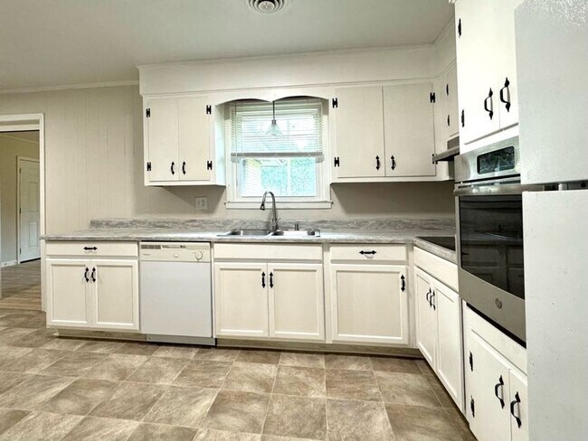 Building Photo - 868 Watts Dr