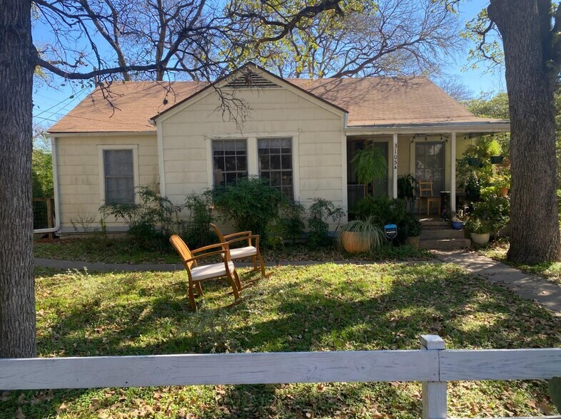 front of house - driveway / parking - 3105 Cedar St