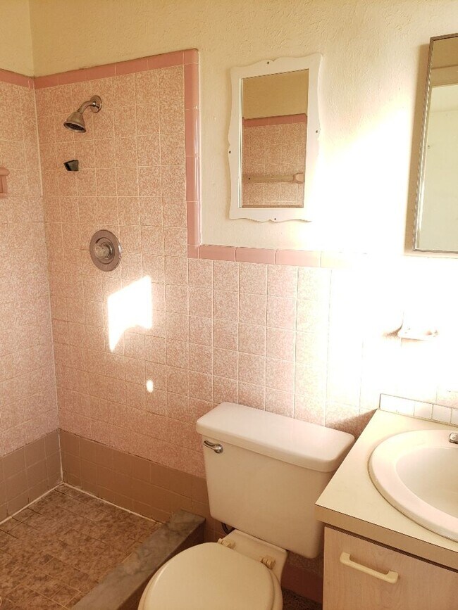 Building Photo - WR-2 Bliss Duplex